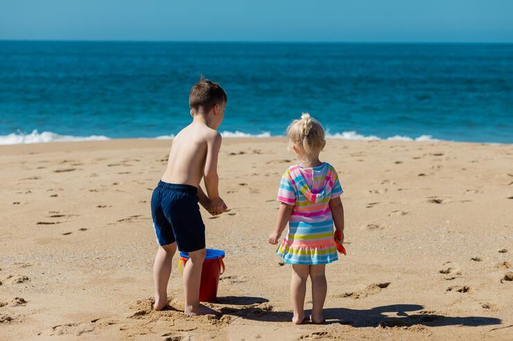 bimbi in spiaggia